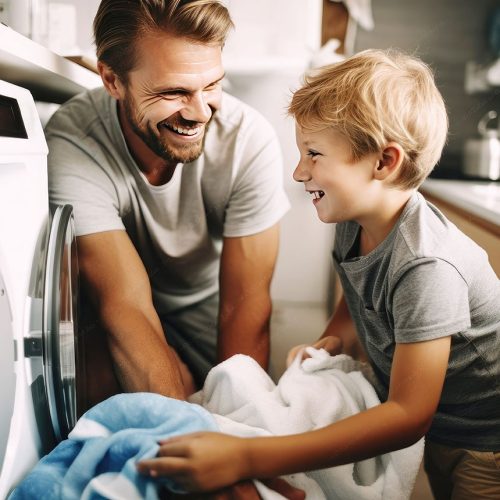 Ace Mann und Junge am Wäsche waschen